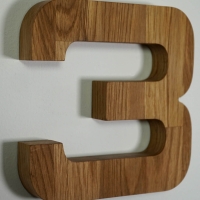 Stilvolle 3D Wanduhr XXL Eiche Natur 100-130 cm mit weißen Zeigern, perfekt für große Räume