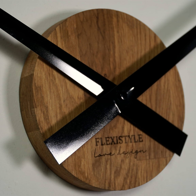 Nahaufnahme der 3D Wanduhr XXL Eiche Natur 130 cm mit klarer Holzmaserung und schwarzen Zeigern