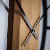 Stilvolle Wanduhr Loft Eiche Natur 50 cm mit schwarzem Metallrahmen