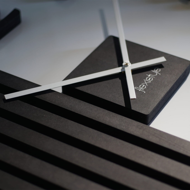 Stilvolle 3D Wanduhr Lamellen Schwarz 60 cm mit leisen, weißen Zeigern