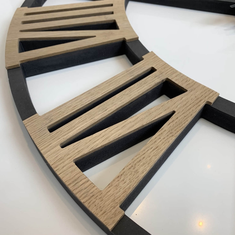 Detailansicht der Vintage Wanduhr Eiche 80 cm im stilvollen Turmuhr-Design