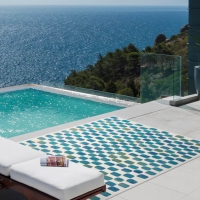 Calma Teppich von Carpet Decor am Pool, 160x230 cm, maschinengewebt, Polypropylen, blau-beige Calma Teppich von Carpet Decor am Pool, 160x230 cm, maschinengewebt, Polypropylen, blau-beige