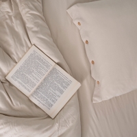 Moyha Dream Jersey-Bettwäsche in Beige mit Holzknöpfen