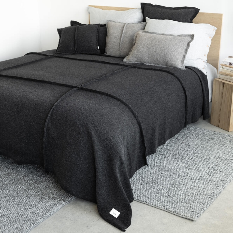 Moyha Wave Wohndecke, dunkelgrau anthrazit, 90% Schurwolle