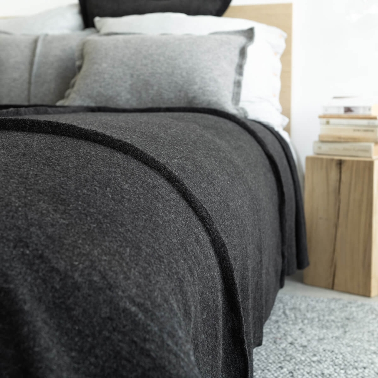 Moyha Wave Decke aus 90% Schurwolle in Dunkelgrau