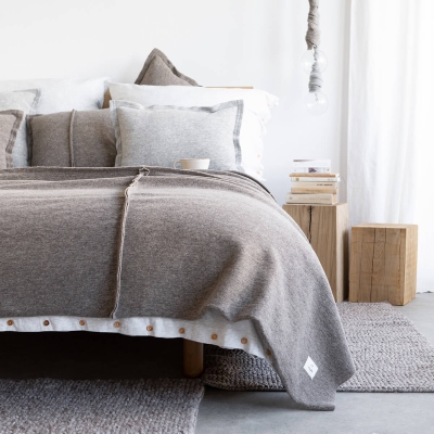 Moyha Wave Tagesdecke in Taupe aus 90% Schurwolle 2