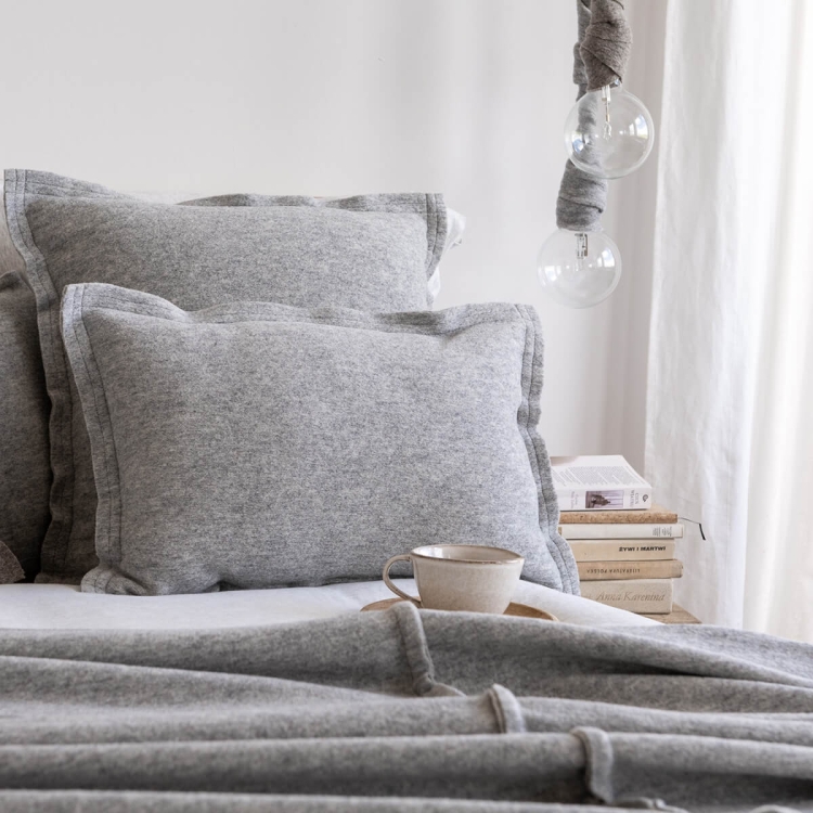 Moyha Well Dekokissen 60x40, hellgrau, aus 90% Schurwolle – passend zur Wave Tagesdecke