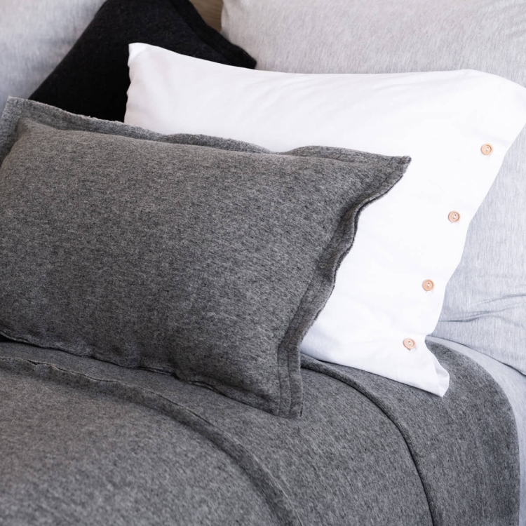 Moyha Well Dekokissen grau 60x40 aus 90% Schurwolle – passend zur Wave Tagesdecke