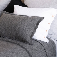 Moyha Well Dekokissen grau 60x40 aus 90% Schurwolle – passend zur Wave Tagesdecke