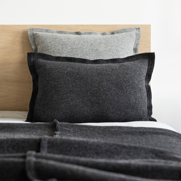 Moyha Well Dekokissen 60x40, dunkelgrau, aus 90% Schurwolle – passend zu Wave Tagesdecken