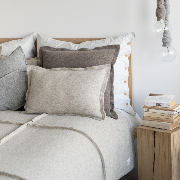 Moyha Well Dekokissen 60x40 in Ecru, aus 90% Schurwolle – passend zu Wave Tagesdecken