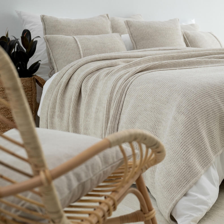 Moyha Tagesdecke Woolly Beige, weiche Strickdecke 200x220 cm