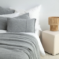 Moyha Woolly Plaid grau aus weichem Strickmaterial