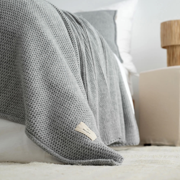 Moyha Woolly Bettüberwurf, grau, aus weichem Strick