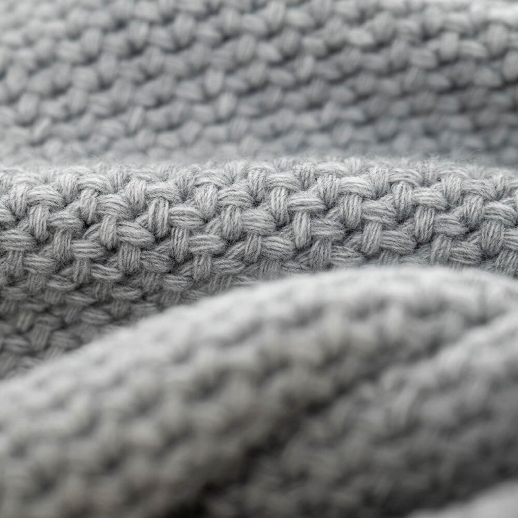 Moyha Woolly Decke in Grau, gestricktes Material, weich