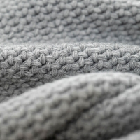 Moyha Woolly Decke in Grau, gestricktes Material, weich