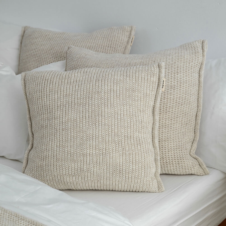Moyha Dreamy Dekokissen Beige 50x50 aus Grobstrick, passend für Woolly Tagesdecken