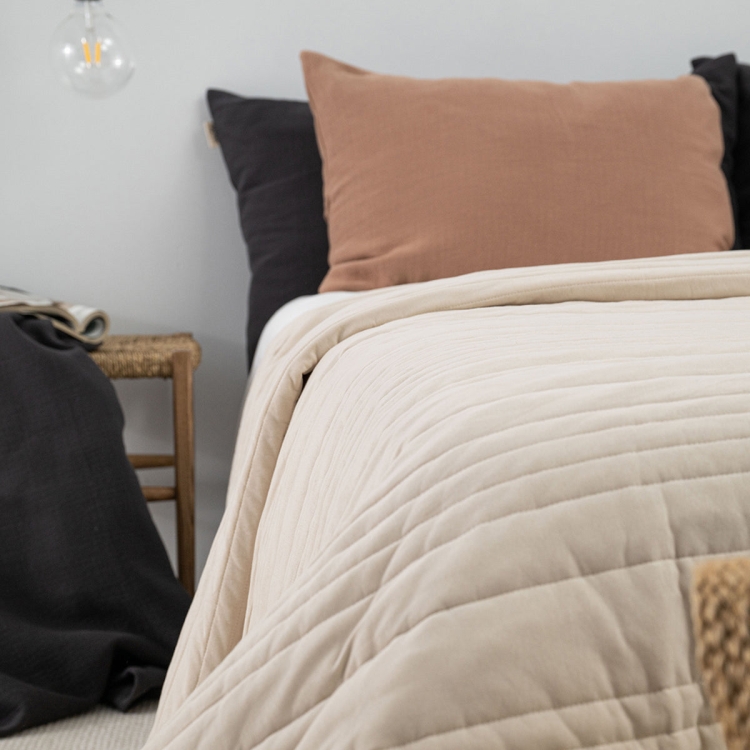 Moyha Stepp-Tagesdecke in Beige/Sand, Oberstoff 100% Baumwolle, Füllung Polyestervlies