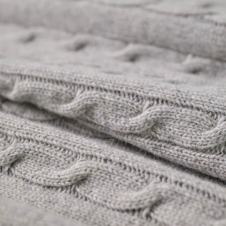 Moyha Zopfmuster Wohndecke in Grau, 80% Schurwolle, gestrickt