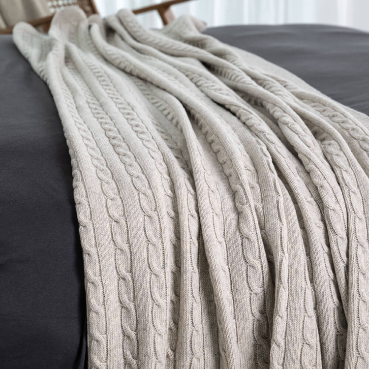 Moyha Zopfmuster Strickdecke hellgrau Creamy, aus 80% Schurwolle