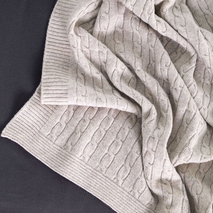 Moyha Zopfmuster Wohndecke in hellgrau Creamy, Material 80% Schurwolle