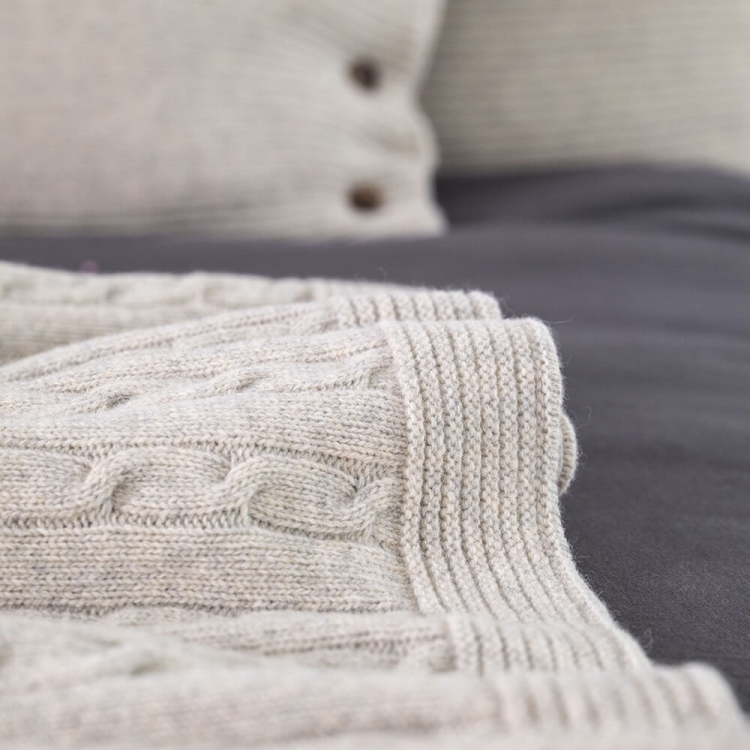 Moyha Zopfmuster Plaid hellgrau Creamy, gestrickte Decke aus 80% Schurwolle