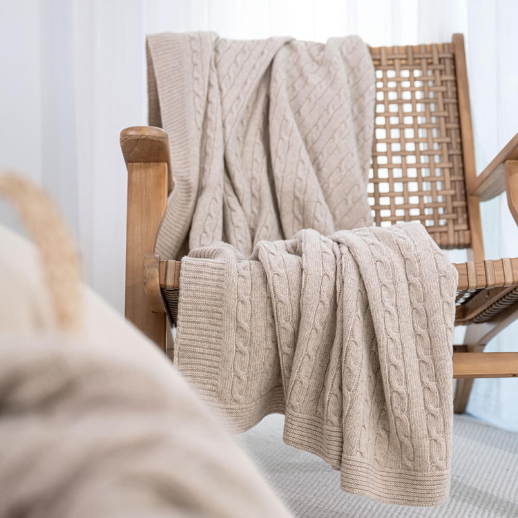 Moyha Zopfmuster Wohndecke in Beige, Material 80% Schurwolle