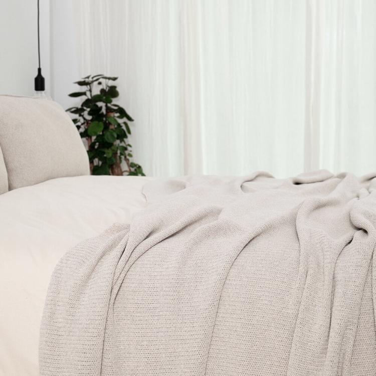 Moyha „Close to Nature“ Tagesdecke in Ecru/Sand, aus recyceltem Baumwollgarn