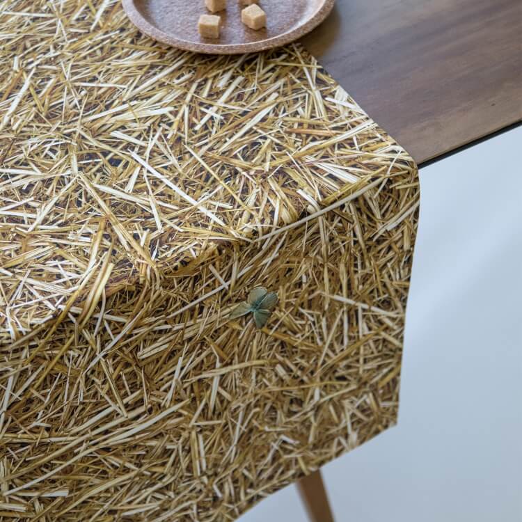 Stroh Optik Tischläufer von Foonka