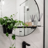 Runder Badspiedel Metall mit Ablage und Blumentopfhalter Bujnie Halo